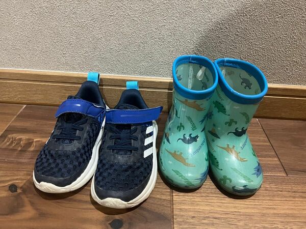 長靴　スニーカー　adidas 恐竜　キッズ