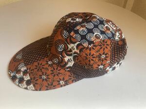 BEAMSデザインキャップ　柄もの　フリーサイズ　帽子 男女 暖色系　ブラウン／レッド／オレンジ系　速乾性素材