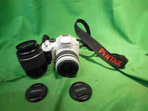 w240119-017A5 PENTAX K-x デジタル 一眼レフカメラ 白 レンズ2本 smc 1:4-5.6 50-200mm 1:3,6-5.6 18-55mm ジャンク 液晶不調 通電確認済 