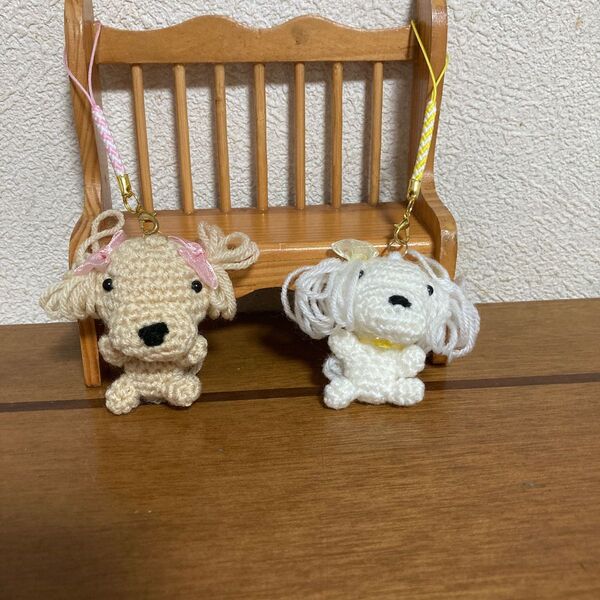 編みぐるみのマルチーズストラップ2種 ホワイト、タン 手編みのハンドメイド品