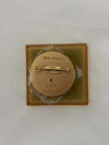 黄金党員章・レプリカ・ピン留め・直径30.8mm・何故か軍装店では「品切れ」（海外でも）・未使用・ケース付き・ワンコイン・スタート