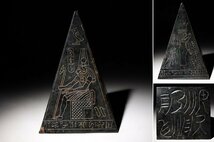 ☆撫子☆鐵隕石金字塔　古代人彫刻　高さ約18.3cm　(検)古代文字 太陽神 神獣 隕鉄 石鉄 彫金字塔 ピラミッド型_画像1