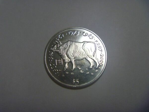 リベリア 古銭 ミレニアム記念硬貨5ドル 牛のコイン 記念貨幣 アフリカ 外国貨幣 外国銭 同梱割引あり