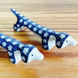 いぬの置き物 カラトリーレスト 2セット ポーリッシュポタリー ツェラミカアルティスティチナ 新品未使用 ②青地に白いお花の模様