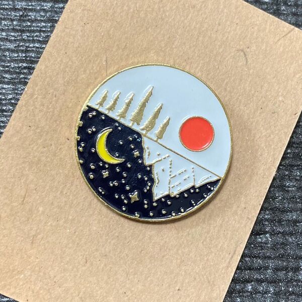 ピンバッジ 昼と夜 ラペルピン 月 太陽
