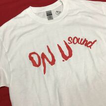 =検品済輸入品/送料無料= 缶バッジ付/白ボディ/4サイズ有 ON-U SOUND ロゴ 半袖Tシャツ レゲエ ダブ ニューウェーブ sonntaagtshirts_画像3