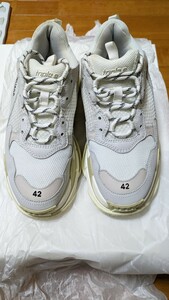 美品! BALENCIAGA triple s バレンシアガ トリプルS ホワイト 42 JP27.5cm スニーカー 白 グレー ホワイト 箱替え紐保存袋付