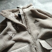 新品 正規品 adidas アディダス THREE STRIPS ボア ジャケット ベージュ ブラウン ロゴ 刺繍 バックプリント ゆるめ ダブルジップ 厚手 2XL_画像2