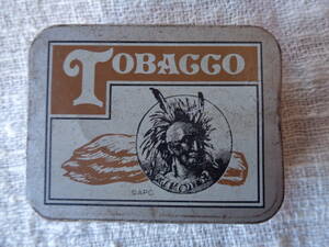 「TOBACCO」と書いてある小さなブリキ缶、(缶の中に大麻草の形の金属が2つ) アメリカ・USA？