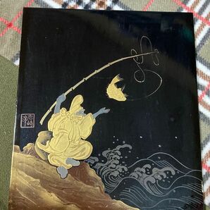 七福神の恵比寿様　鯛を釣る　木製に描かれた絵