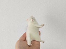 ＊obu＊ハンドメイド＊ 羊毛フェルト　猫 白猫　和猫　福猫 ねこ くつろぎ　手のひらサイズ_画像2