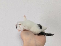 ＊obu＊ハンドメイド＊ 羊毛フェルト　猫 和猫 ごろ寝 キジトラ白猫 ねこ　ねじり へそ天 手のひらサイズ_画像9