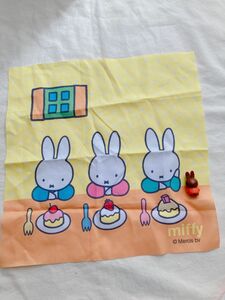 ミッフィー　miffy タペストリー　正方形　ミッフィーグッズ　キャラクター　メラニーフィギュア　