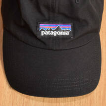 美品！All Size パタゴニア P-6 patagonia LABEL TRAD CAP パネルキャップ ブラック 黒 キャップ フリーサイズ 帽子_画像2