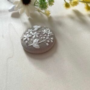 白いお花刺繍ヘアゴム　くるみボタン