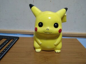 送料無料　ピカチュウ ポケモン フィギュア 貯金箱