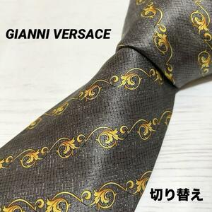 送料無料　美品　ジャンニヴェルサーチ　GIANNI VERSACE ネクタイ シルク100％ グレー 金　ストライプ柄　総柄　絹　ビジネス　メデューサ