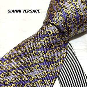 送料無料　美品　ジャンニヴェルサーチ　GIANNI VERSACE ネクタイ シルク100％ アラベスク柄　紫　金　バロッコ柄　絹　総柄　ネイビー