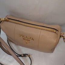 １円～【美品】プラダ PRADA シボ革 レザー ベージュ ショルダーバッグ ロゴバッグ ゴールド 即決 送料無料 正規品 ミニショルダーバッグ_画像3