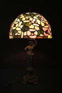 T65　アンティーク照明　ステンドグラス　花文１灯女性像台ランプ　ナイトランプ　テーブルランプ　スタンドランプ　高さ56.5ｃｍ　3.7ｋｇ