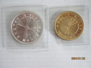 昭和天皇御在位６０年記念　１０万円金貨K24　１万円銀貨　２枚セット