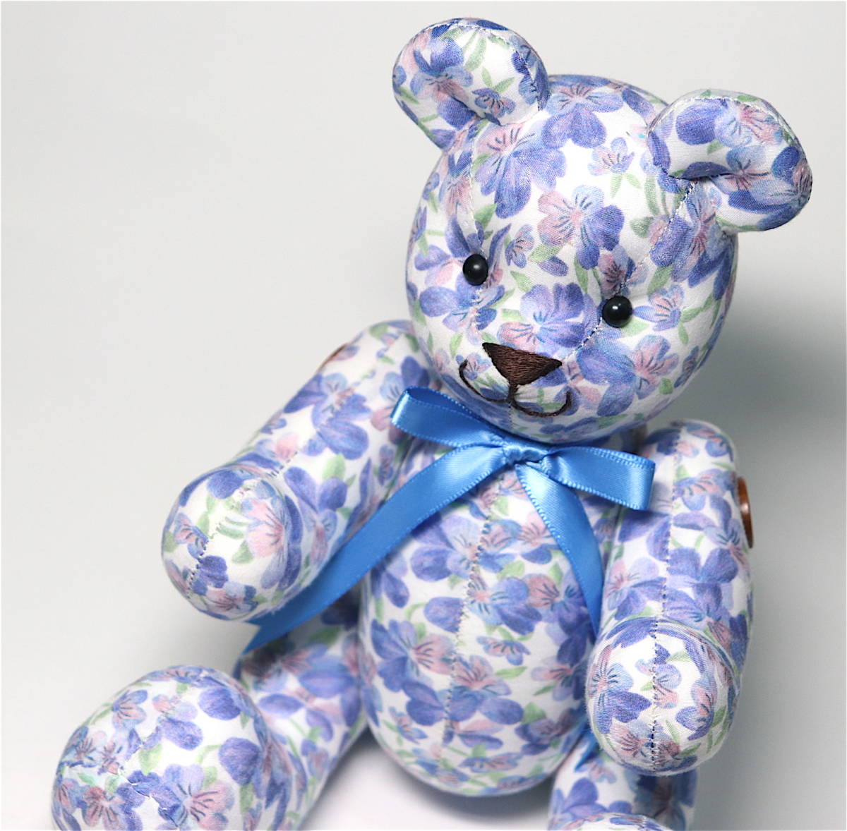 [Hecho a mano] Liberty Somerset Viola Blue Tana Lawn Teddy Bear Oso hecho a mano Juguete de peluche Nuevo Sin usar, oso de peluche, oso de peluche general, Longitud del cuerpo 10 cm - 30 cm