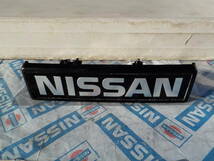 ダットサン トラック D21 グリルエンブレム 純正新品 当時物 ダットラ NISSAN PICKUP 62895-83G00 62891-21G01_画像1