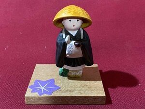 ｃ◆**　民芸品　托鉢　京都　小坊主　置物　飾り　おみやげ　紙箱付　箱サイズ約6×7×4.5㎝　/　B01上