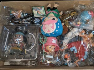 ① ONE PIECE　ワンピース　フィギュア　ルフィ　ティーチ　ゾロ　チョッパー　タグ付きぬいぐるみ　　エース　　大量.雑貨.他