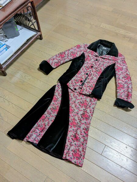 Mariella Burani NOTIZIE マリエラブラーニ 美品 高級 上下レディーススーツ ジャケット スカート 黒ピンク
