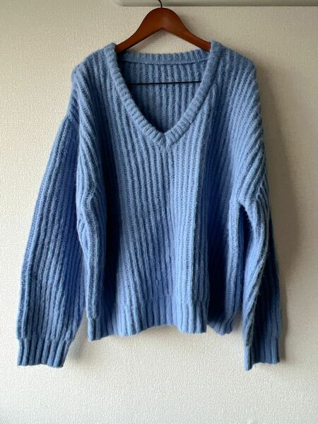 ブルーがきれい　Vネックセーター ニット
