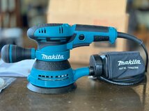 新品! 未使用! makita マキタ ランダムオービットサンダ BO5041 125mm 100V 研磨機 電動工具 ランダムサンダ オービタルサンダ 定価27500_画像3