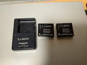 ＜LUMIX＞デジカメ用バッテリーと充電アダプタ。