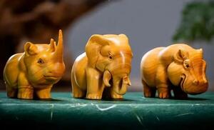 黄楊木木彫りサイ、カバ、象