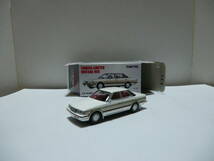 【tomica LIMITED VINTAGE NEO MADE IN CHINA製 LV-N98 トヨタ マ-クⅡHTグランデ(86年式)・現状品】 白/金色ボディー+専用ホイル装着品_画像3