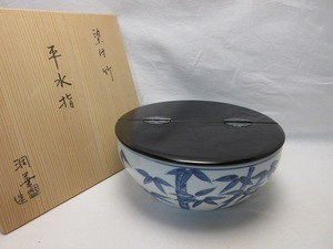 510793 【 美品 茶道具 洞華造 染付竹色絵 平水指 割蓋 底印 共箱 】 検) 作家物 水屋道具 水差 お点前 茶器 茶具 茶事 茶会 京焼 在銘 ⅲ