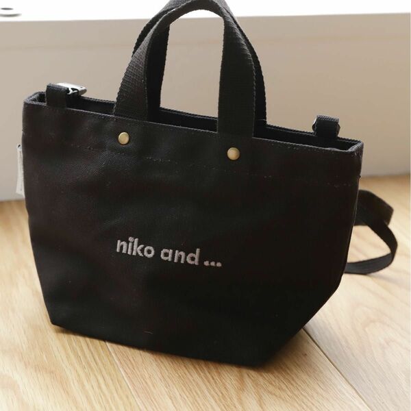 niko and… オリジナルニコロゴ刺繍ショルダーバッグ　ブラック