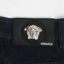 【ドンドン見直し】極美品●2018年製 VERSACE ヴェルサーチ メデューサボタン レザーパッチ デニム/ジーンズ 30 青系 伊製 正規品 メンズ_画像5