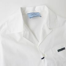 未使用品◎正規品 イタリア製 PRADA プラダ 23SS DNA908 メンズ ロゴパッチ トライアングル ボーリングシャツ BIANCO（白） M タグ付き_画像3