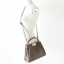 未使用品◎イタリア製 FENDI フェンディ 8BN302 ピーカブー アイコニックエッセンシャリー 2Wayバッグ レザー ブラウン系 保管袋付き_画像3