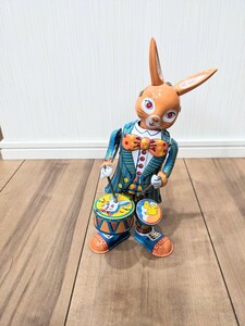 フィギュア　ハッピーバニー　ブリキ　復刻版　ウサギ　うさぎ　ゼンマイ仕掛け　ぜんまい　レトロおもちゃ　ネジ巻き