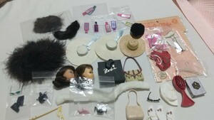 ヴィンテージや現代ものの小物Barbie、フランシー、ミッジ、帽子、パンプス、手首に付けるタグなどまとめてコンディションは、色々