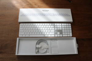 [未使用に近い/現行モデル] AppleシリコンMacモデル用 Touch ID搭載 Magic Keyboard ホワイト テンキー付き/US配列 A2520 MK2C3LL/A