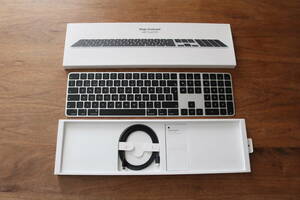 [程度良好/現行モデル] AppleシリコンMacモデル用 Touch ID搭載 Magic Keyboard ブラック テンキー付き/UK配列 A2520 MMMR3BX/A Black