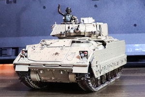 タミヤ 1/35 M2A2ブラッドレー歩兵戦闘車 完成品