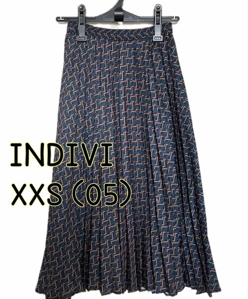 【美品】INDIVIプリーツロングスカート（XXS） ネイビー系ジオメトリック柄