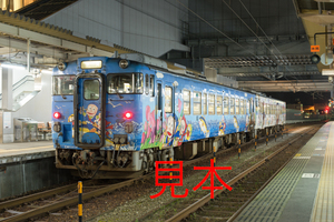 鉄道写真データ（JPEG）、00542375、キハ40系（キハ40-2136）（忍者ハットリくん列車）、JR高岡駅、2016.01.02、（7360×4912）