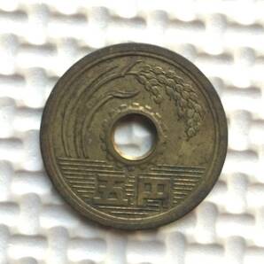 穴あり五円黄銅貨(ゴシック体)エラーコイン(片面刻印なし) (流通品)の画像1