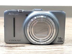 1/109【ジャンク】　Nikon　COOLPIX S９３００ シルバー　18XWIDE　FULL HD ニコン　デジカメ　コンパクトデジタルカメラ