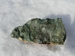 日高翡翠　採掘終了　激レア　国産鉱物　クロム透輝石　幻の翡翠　687g　未研磨　皮付きで濃い緑の綺麗な宝石質が入る原石